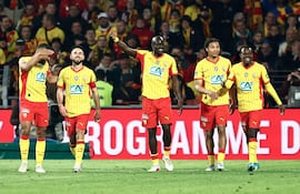 El defensor saudí del Lens, Saud Abdulhamid (D), es felicitado tras anotar el cuarto gol de su equipo durante el partido de fútbol de la semifinal de la Copa de Francia entre el RC Lens y el Toulouse FC en el Stade Bollaert-Delelis en Lens.