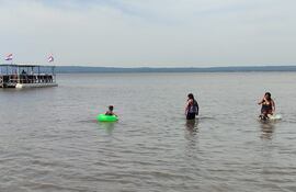 San Bernardino: en playa muncipal no hay cartel que avise la contaminación del lago y turistas ingresan al agua con sus familias