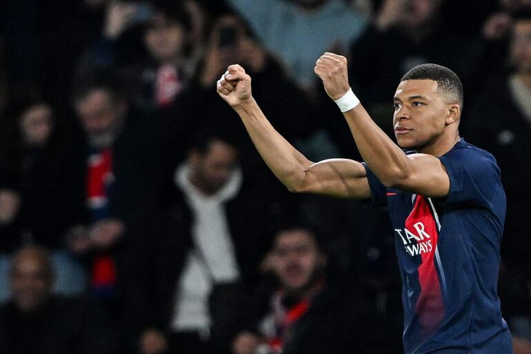 El francés Kylian Mbappé, jugador del París Saint-Germain, celebra un gol en el partido frente a la Real Sociedad por la ida de los octavos de final de la UEFA Champions League en el estadio Parque de los Príncipes, en París, Francia.