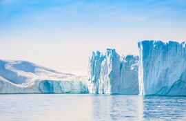 Grandes icebergs azules en Ilulissat icefjord, al oeste de Groenlandia.
