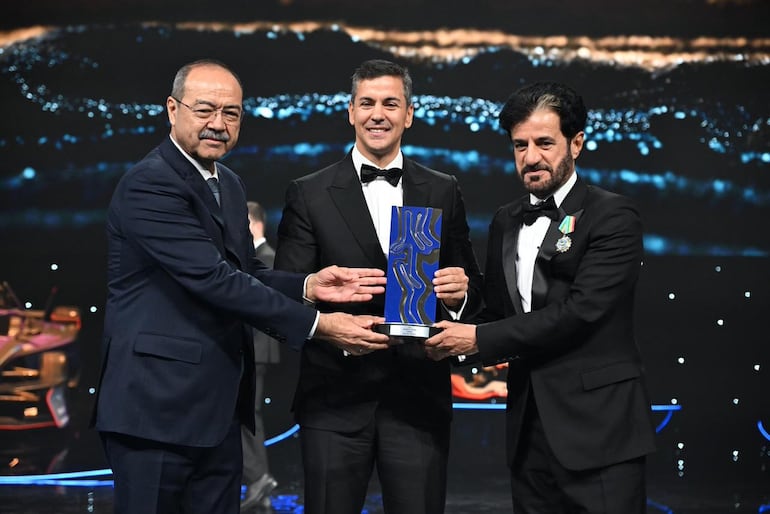 El presidente de la república de Paraguay, Santiago Peña (centro), recibiendo el premio, Mohammed Ahmed ben Sulayem (derecha).