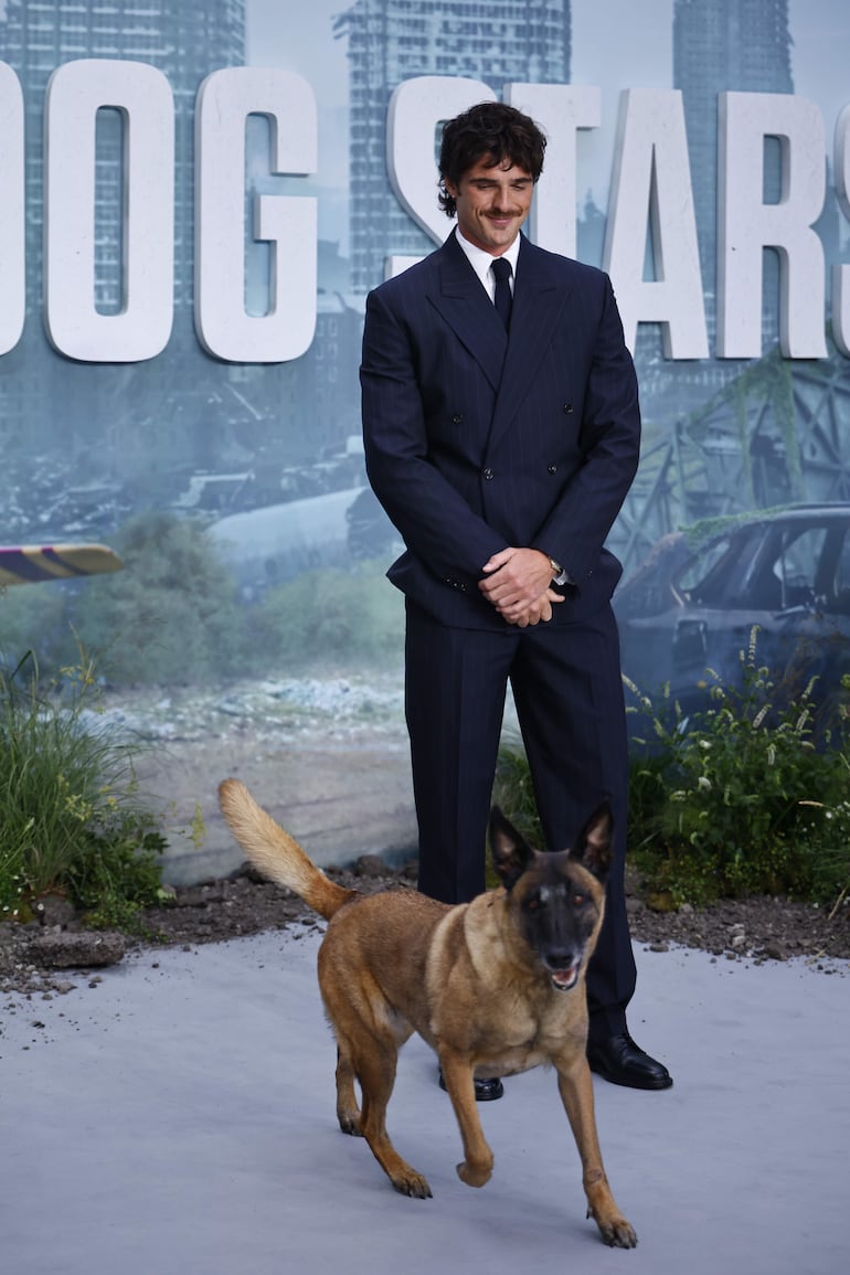 Jacob Elordi sonríe al mirar a su compañero de reparto Rak Jasper en la red carpet de la premier mundial de 'The Dog Stars'. (EFE/EPA/TOLGA AKMEN)