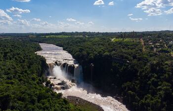 Imponente vista aérea del salto del Monday, un lugar obligado para visitar en Presidente Franco, Alto Paraná.