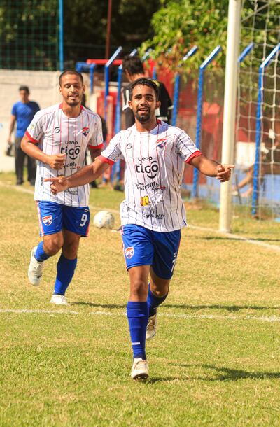 Ignacio Cáceres celebra uno de los dos tantos que marcó ayer ante el “12”, acompañado por Hugo Herrera. (Foto: @3 de Noviembre)