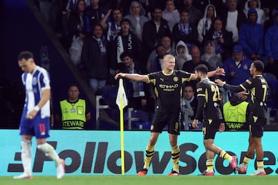 Brazos abiertos del mundialista noruego Erling Haaland, en el festejo de un gol para el Manchester City, que lidera la Premier League con Arsenal, con puntaje perfecto (9/9).