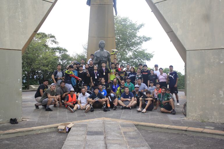 La familia del ciclismo en Lambaré.