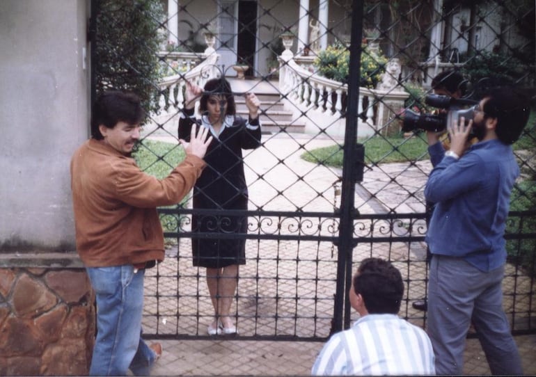 Hugo Gamarra, Luis Casco Pane y Ray Armele marcando una escena con Graciela Barreto.