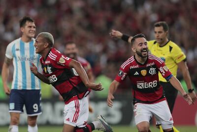 Wesley França (i) y Éverton Ribeiro de Flamengo celebran un gol hoy, en un partido de fase de grupos de la Copa Libertadores entre Flamengo y Racing en el estadio Maracaná en Río de Janeiro (Brasil).