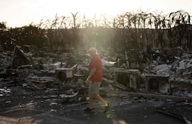 Un hombre camina entre los restos de un complejo de apartamentos destruido por un incendio en Lahaina, Maui, el pasado sábado.