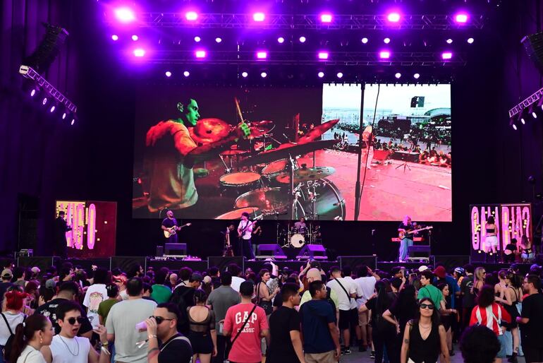 La agrupación nacional Los Ollies marcó presencia en el Asuncionico 2026.