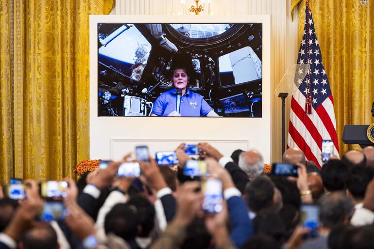 La astronauta estadounidense  Sunita Williams saludo a los asistentes a una celebración de Diwali en la Casa Blanca, en Washington.