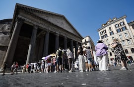 Turistas hacen fila en la taquilla para entrar al Panteón, en Roma, Italia, el 1 de julio de 2026. El aumento del precio de la entrada al Panteón para visitantes no residentes entra en vigor el 1 de julio.