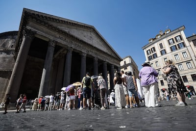 Turistas hacen fila en la taquilla para entrar al Panteón, en Roma, Italia, el 1 de julio de 2026. El aumento del precio de la entrada al Panteón para visitantes no residentes entra en vigor el 1 de julio.