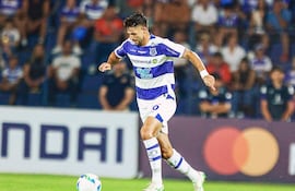 El paraguayo Sergio Sanabria, futbolista de 2 de Mayo, domina el balón en un partido de la Fase 2 de la Copa Libertadores 2026 frente a Sporting Cristal de Perú en el estadio Río Parapití, en Pedro Juan Caballero, Paraguay.