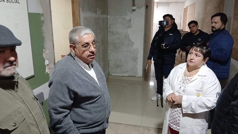El doctor Isaías Fretes dialoga se reunió con la directora de la Unidad Sanitaria de IPS en Independencia, Fátima Martínez.