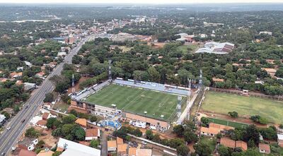 Hermosa imagen captada por el departamento de prensa del Sportivo Trinidense, con el estadio Luis Salinas de Itauguá, el campo auxiliar a la derecha  y la Ruta PY02 en el otro extremo.