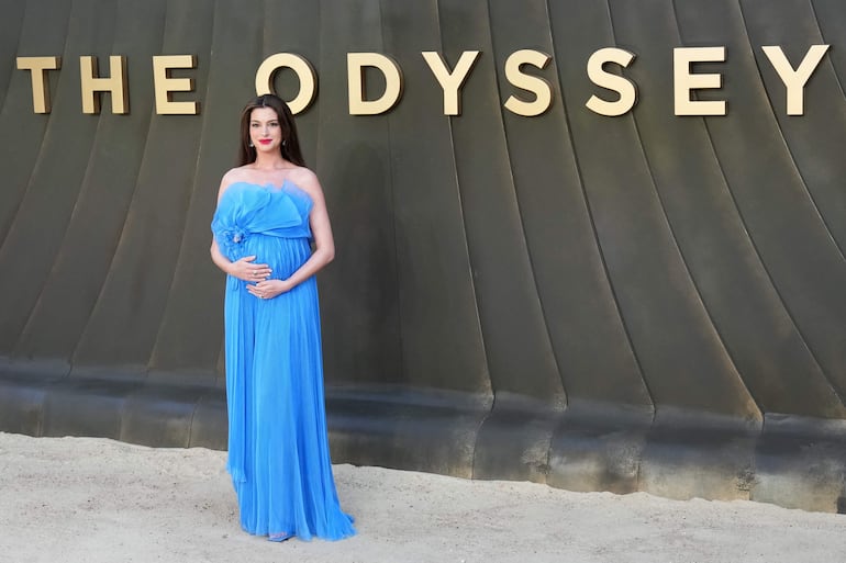 ¡Bella! Anne Hathaway presumiendo feliz su pancita en el estreno de The Odyssey. (CARLOS JASSO / AFP)