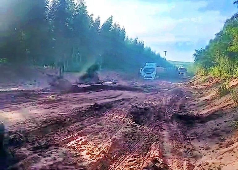 El mal estado del tramo dificulta el tránsito de vehículos para entrar o salir de las poblaciones ubicadas en la zona.