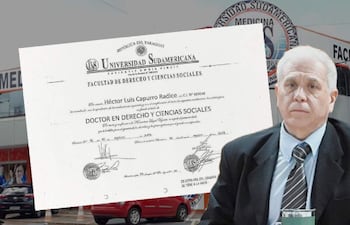 Héctor Capurro, hombre de cabello canoso y traje oscuro, sentado con su título académico en un campus universitario.