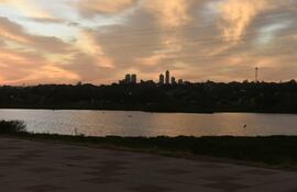 El alba irrumpe en la costanera de Asunción.