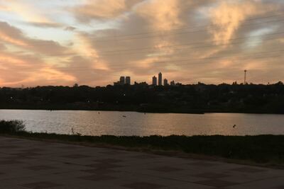 El alba irrumpe en la costanera de Asunción.