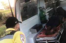 Marcelino Geremías Arévalos es asistido por bomberos voluntarios.
