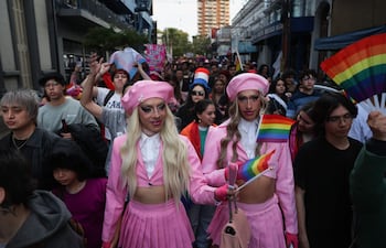 Personas participan en la marcha con motivo del Día del Orgullo LGTBI.