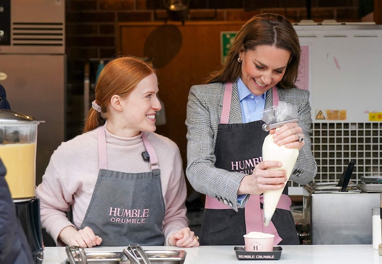 La princesa de Gales preparando un crumble durante una visita al mercado de Borough en Londres. (Arthur Edwards / POOL / AFP)