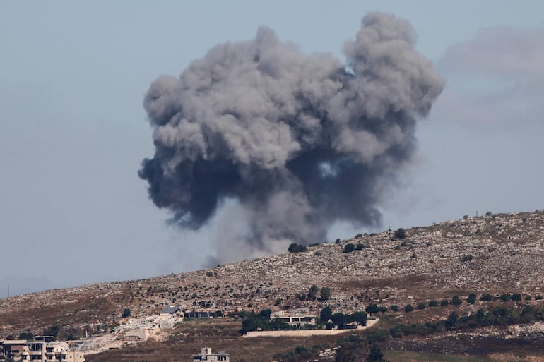 Humo se eleva sobre la localidad libanesa de Nabatieh al-Fawqa luego de un bombardeo israelí este viernes.