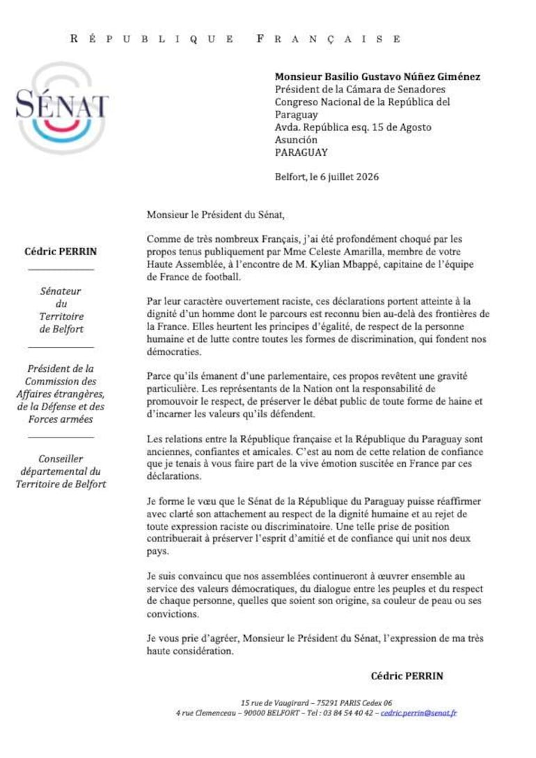 Una carta formal en papel membretado de la República Francesa, sin presencia de personas visibles.