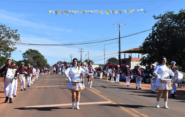 El desfile estudiantil contó con la particpacion de unas treinta instituciones educativas de la ciudad