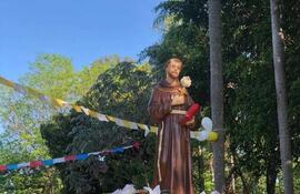 Cada día, antes de la misa, el patrono encabeza caravanas desde diversos barrios de la ciudad de Atyrá.