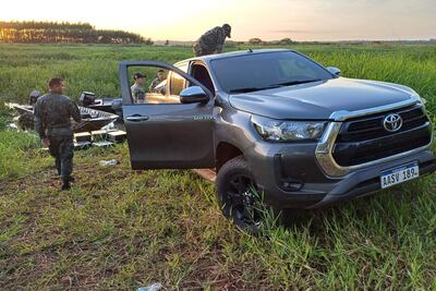 Fotografía cedida por la Secretaría Nacional Antidrogas (Senad) de integrantes del Comando de Operaciones de Defensa Interna de Paraguay (CODI) durante un operativo este domingo, en Saltos del Guaira´ (Paraguay).