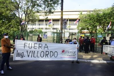 Los funcionarios de la ANDE se manifestación contra el entonces presidente de la ANDE, Luis Alberto Villordo, frente a la sede de la ANDE sobre la avenida España, por la suspensión de los beneficios adicionales.