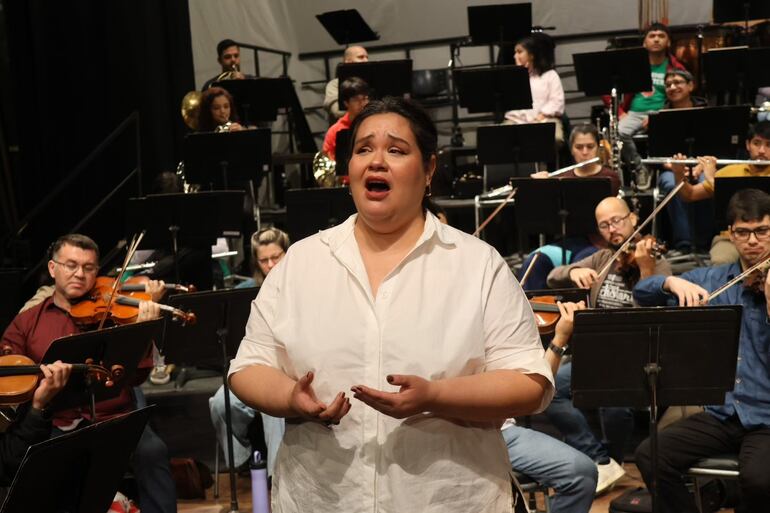 Monserrat Maldonado durante los ensayos con la OSN en el Teatro Municipal.