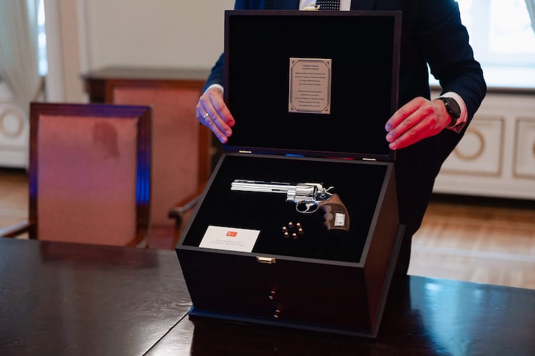 La oficina del presidente de Lituania muestra un revólver —con el nombre del mandatario grabado y acompañado de munición real— que el presidente turco, Recep Tayyip Erdoğan, regaló al presidente lituano, Gitanas Nausėda; el arma fue exhibida durante una presentación a la prensa en Vilna, Lituania. ¿Qué hace un líder mundial con un arma y seis balas? Ese fue el dilema que afrontaron los líderes de la OTAN tras la cumbre anual celebrada en Turquía.