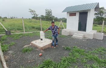 El líder de la comunidad Ka’aguy Mirĩ, Richard Vargas, con el pozo sin funcionar perforado por SENASA.