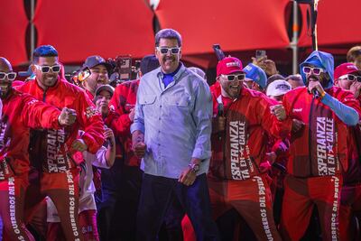 El presidente de Venezuela y aspirante a la reelección, Nicolás Maduro, participa en el cierre de su campaña el jueves 25 de julio, en Caracas (Venezuela). El chavismo y la oposición mayoritaria de Venezuela, agrupada en la Plataforma Unitaria Democrática (PUD), reunieron este jueves a miles de simpatizantes como una demostración de sus fuerzas, en el cierre de campaña electoral de cara a los comicios presidenciales del domingo. EFE/ Henry Chirinos