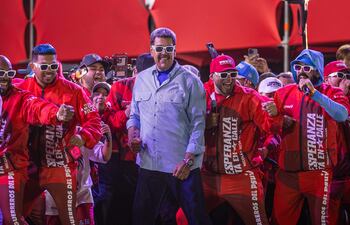 El presidente de Venezuela y aspirante a la reelección, Nicolás Maduro, participa en el cierre de su campaña el jueves 25 de julio, en Caracas (Venezuela). El chavismo y la oposición mayoritaria de Venezuela, agrupada en la Plataforma Unitaria Democrática (PUD), reunieron este jueves a miles de simpatizantes como una demostración de sus fuerzas, en el cierre de campaña electoral de cara a los comicios presidenciales del domingo. EFE/ Henry Chirinos