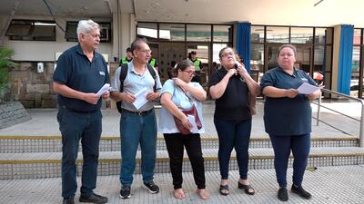 Personal de enfermería del Sindicato Auténtico de Defensa del IPS, se manifestó esta mañana frente a la Caja Central. 