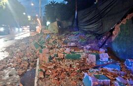 Parte de la muralla de la Dirección del Servicio Geográfico Militar se vio afectada a raíz de la tormenta de esta madrugada.