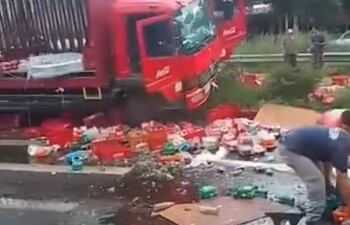 Las mercaderías del camión repartidor quedaron en el asfalto.