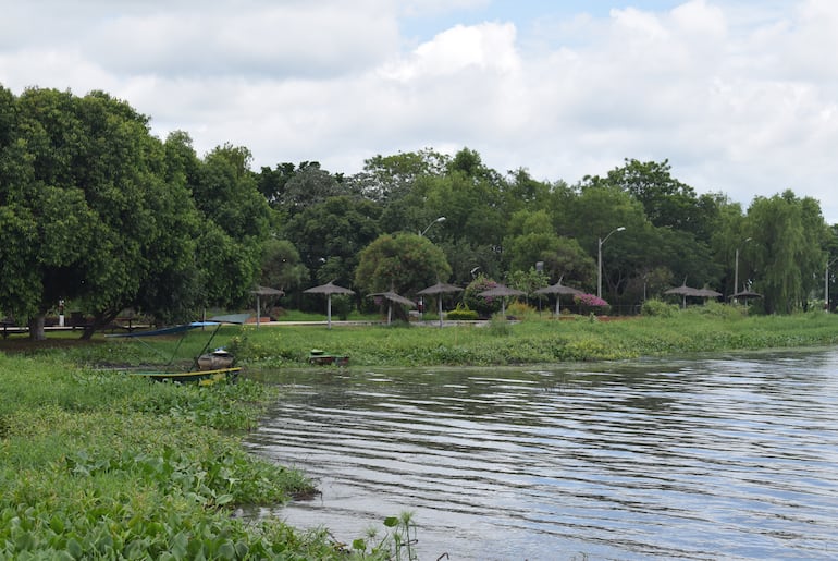 Playa municipal de Areguá libre de algas pero no es apto para el baño.