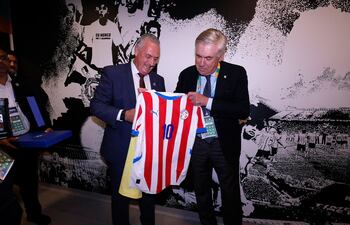 El entrenador de la selección paraguaya de fútbol, Gustavo Alfaro durante su encuentro con el seleccionador de Brasil, el italiano Carlo Ancelotti.