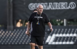 El director técnico Francisco Javier Arce Rolón (54 años) dirigiendo la sesión de entrenamiento de Libertad, en el estadio La Huerta. (Foto: @Libertad_Guma)