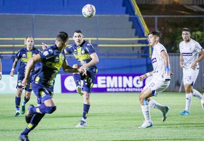 Pase de Diego Torres a Joel Román, ante la mirada de Ariel Gauto, Luis de la Cruz y Marco González.