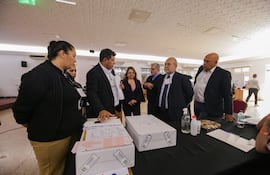 Gustavo Bernal titular del TEI del PLRA (con la mano en los útiles electorales); Luis Fretes (con corbata) y Antonio Ocampos, apoderado técnico y candidato a intendente de los Liberocartistas.