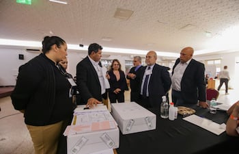 Gustavo Bernal titular del TEI del PLRA (con la mano en los útiles electorales); Luis Fretes (con corbata) y Antonio Ocampos, apoderado técnico y candidato a intendente de los Liberocartistas.