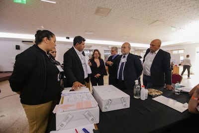 Gustavo Bernal titular del TEI del PLRA (con la mano en los útiles electorales); Luis Fretes (con corbata) y Antonio Ocampos, apoderado técnico y candidato a intendente de los Liberocartistas.