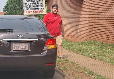 El joven huye luego de ser descubierto cuando intentaba hurtar los objetos de valor.